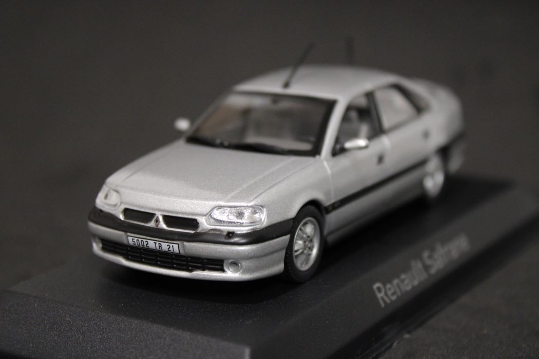 SOLIDO Voiture iniature de Collection Peugeot 205 GTI Griffe 1992 1/18